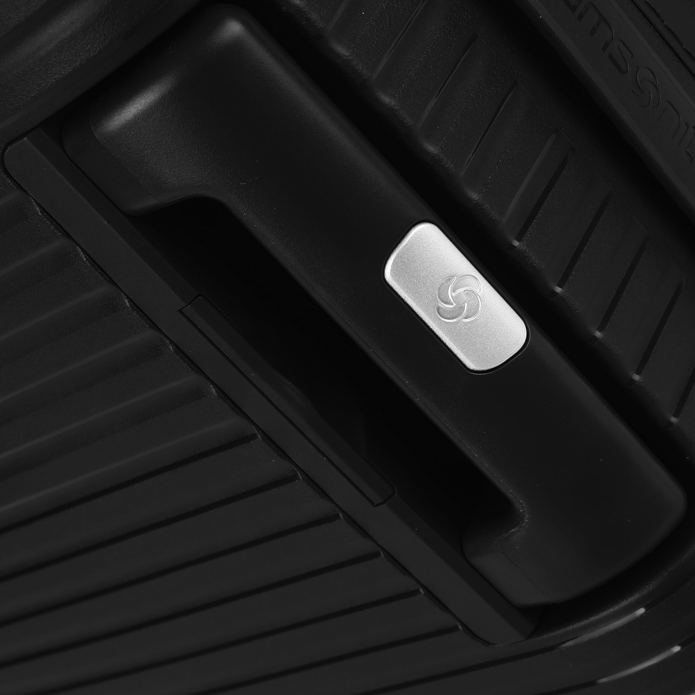 Чемодан средний M из полипропилена с кодовым замком Samsonite Hi-Fi