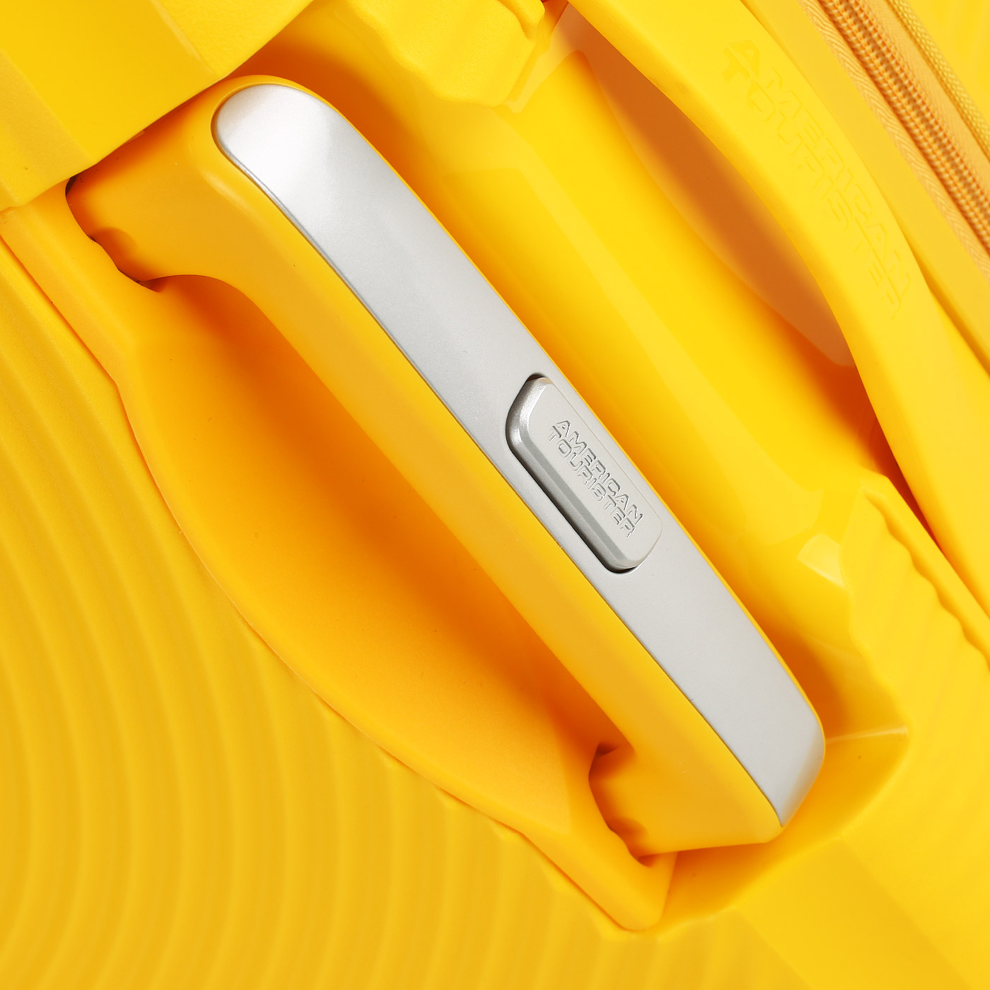 Чемодан большой L из полипропилена с кодовым замком American Tourister Soundbox