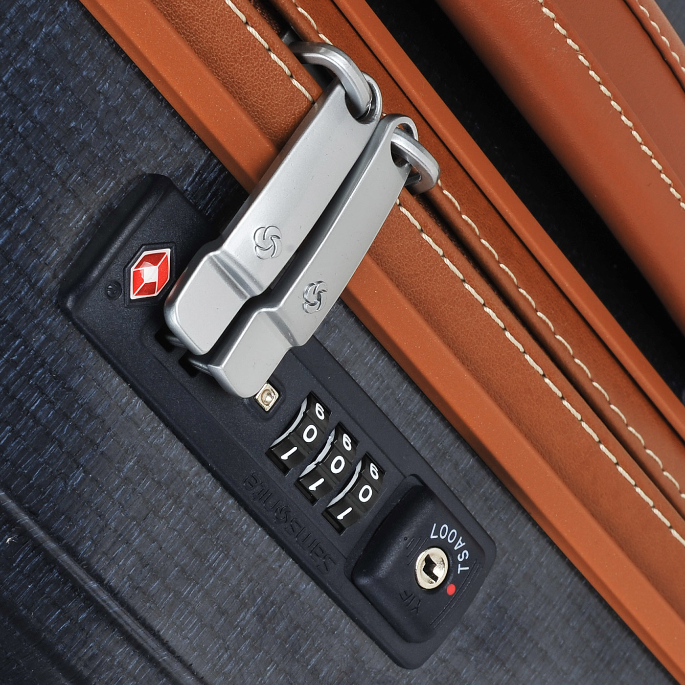 Чемодан с двумя сумочками в комплекте Samsonite Lite-Cube Dlx